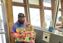 Heartfelt Holiday Moment: Anonymous Father–Daughter Duo Brings Christmas Magic to Ashland County Toy Drive